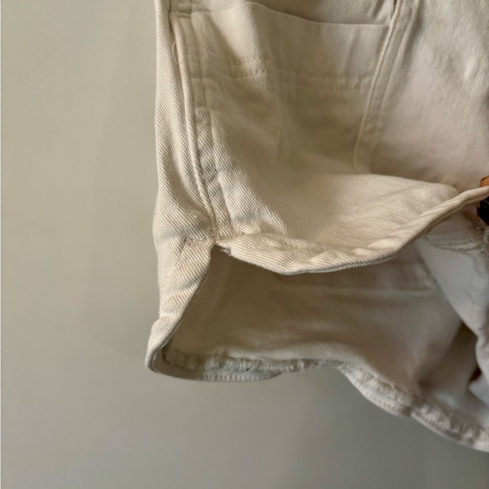 Madden NYC Mid Rise Dolphin White Denim Shorts Jr. Size Small - Picture 4 of 6